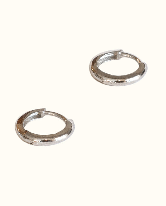 Gara Danielle 14k White Gold Huggie Hoop